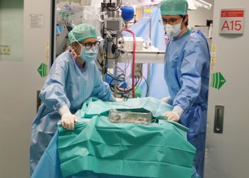 Il passaggio della porzione di polmone donato da una sala operatoria all'altra durante una operazione al Papa Giovanni XXIII di Bergamo, 18 gennaio 2023.
ANSA/Ufficio stampa Comunicazione e relazioni esterne ASST Papa Giovanni XXIII