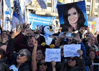 Una manifestazione a sostegno di Cristina Kirchner (Ansa)
