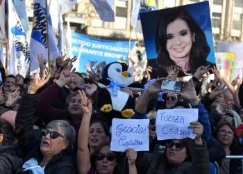 Una manifestazione a sostegno di Cristina Kirchner (Ansa)