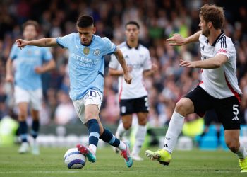 Claudio Echeverri in azione con il Manchester City (Foto ANSA)