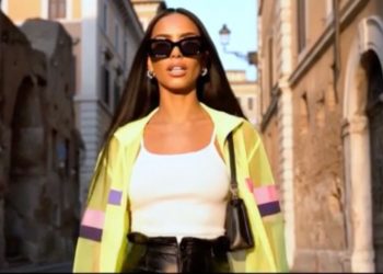 Un frame del video di "Pazzesco"