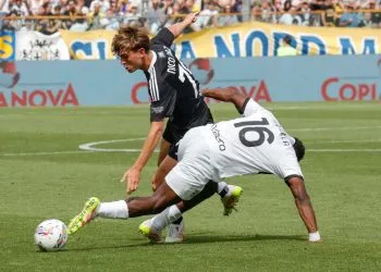 Nico Paz contro Mandela Keita in Parma Como (Foto ANSA)