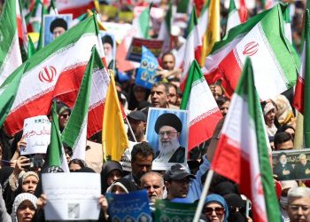Iran. Folla a supporto del regime in piazza a Teheran (Ansa)