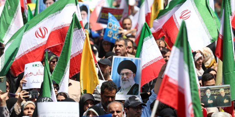 Iran. Folla a supporto del regime in piazza a Teheran (Ansa)