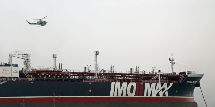 Petroliera britannica in transito nello Stretto di Hormuz