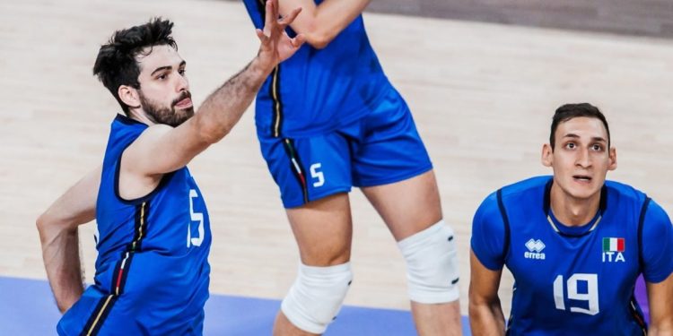 Un attacco di Daniele Lavia con l'Italia del volley (da facebook.com/VolleyballWorld)