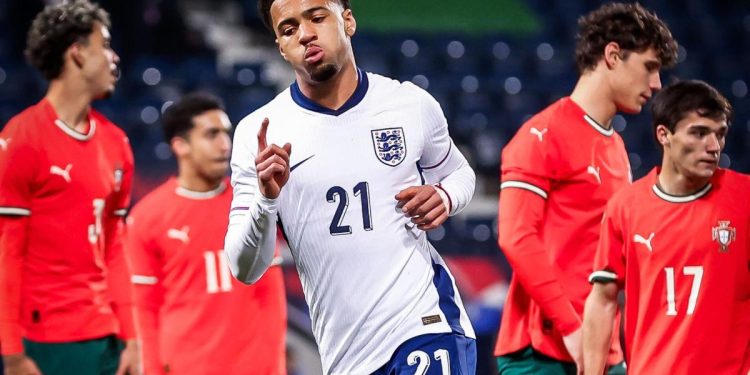 Ethan Nwaneri esulta con l'Inghilterra U21 (da Facebook)