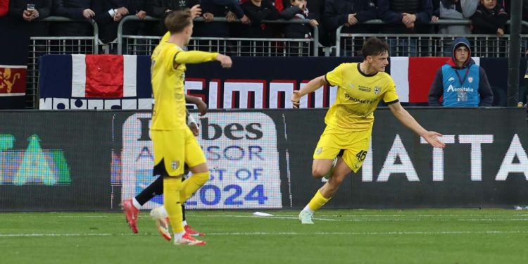 Giovanni Leoni esulta per un gol con il Parma (Foto ANSA)