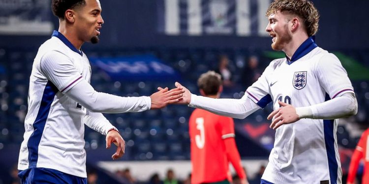 Ethan Nwaneri e Harvey Elliott esultano con l'Inghilterra U21 (da Facebook)