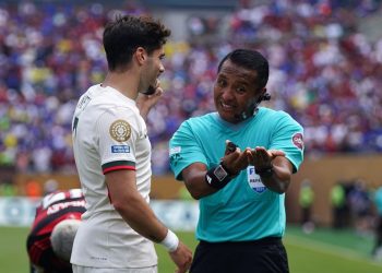 Pedro Neto del Chelsea discute con l'arbitro al Mondiale per Club (Foto ANSA)
