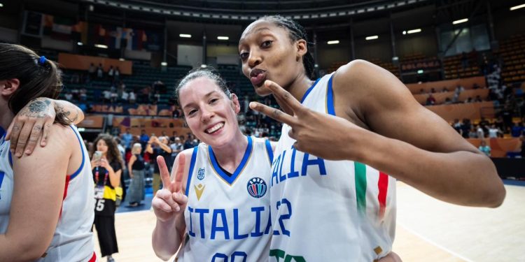 Stefania Trimboli e Olbis Andre con l'Italia agli Europei basket (da facebook.com/EuroBasketWomen)