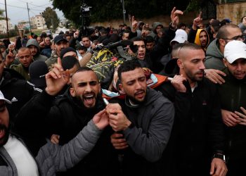 Palestinesi a Jenin (Cisgiordania) durante un funerale (Ansa)