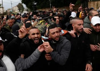 Palestinesi a Jenin (Cisgiordania) durante un funerale (Ansa)