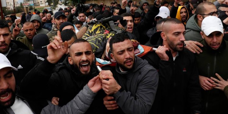 Palestinesi a Jenin (Cisgiordania) durante un funerale (Ansa)