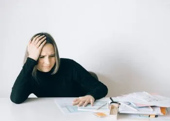 donna a tavolino con documenti fiscali