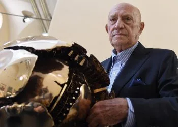 Arnaldo Pomodoro con una sua opera nel 2015 (Ansa)