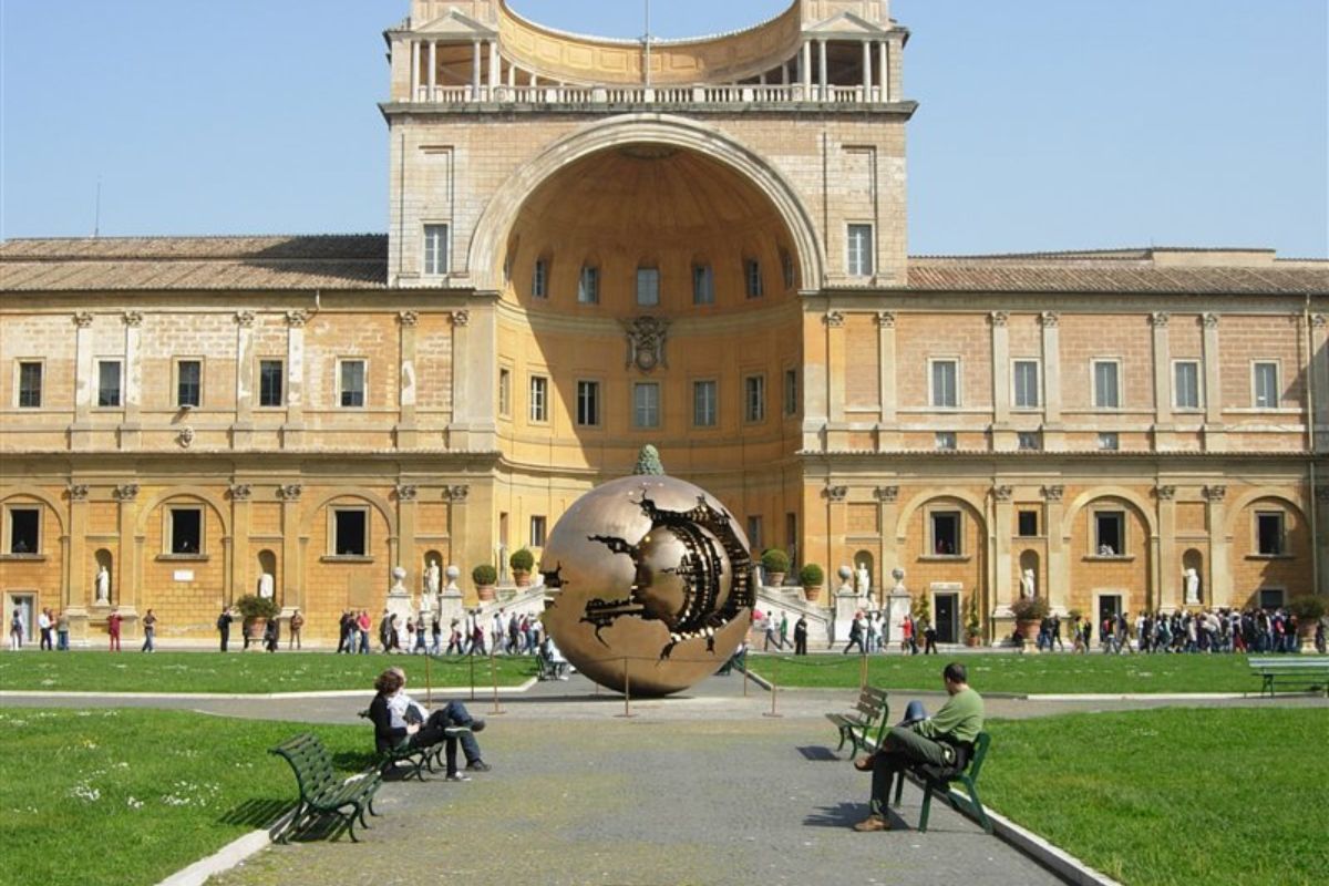 La "Sfera nella sfera" di Arnaldo Pomodoro nel cortile dei Musei Vaticani