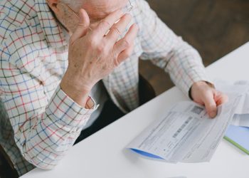 Anziano con lettera in mano