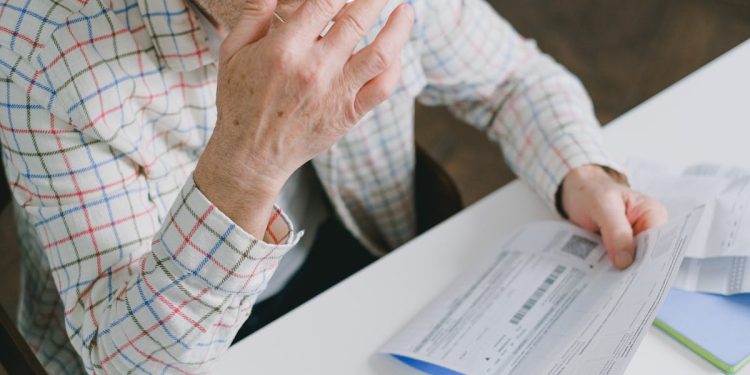 Anziano con lettera in mano