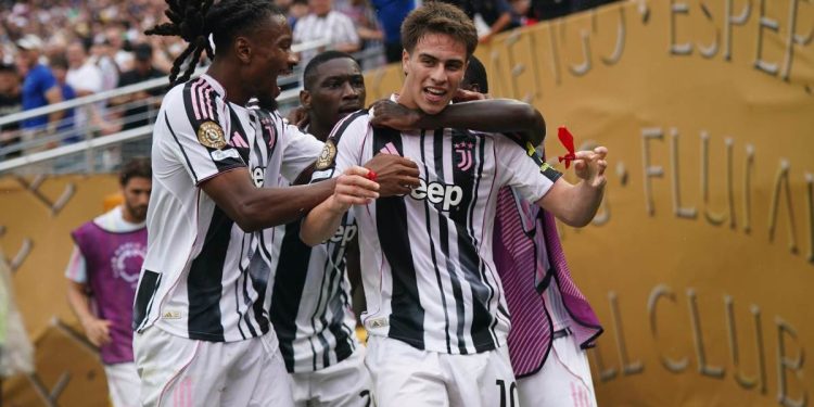 Kenan Yildiz festeggiato dai compagni della Juventus al Mondiale per Club 2025 (Foto ANSA)