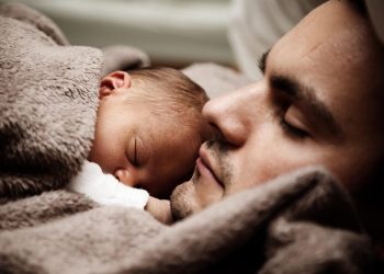 Papà e neonato (foto: Pixabay)