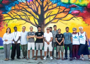 Il gruppo del Cas di Progetto Arca che ha realizzato l'Albero della vita (Foto: Daniele Lazzaretto)