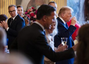 Donald Trump brinda al summit della NATO (Foto: ANSA)