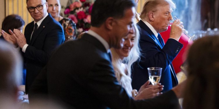 Donald Trump brinda al summit della NATO (Foto: ANSA)