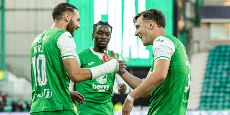 Martin Boyle e Josh Campbell con l'Hibernian (da facebook.com/HibernianFootballClubOfficial)