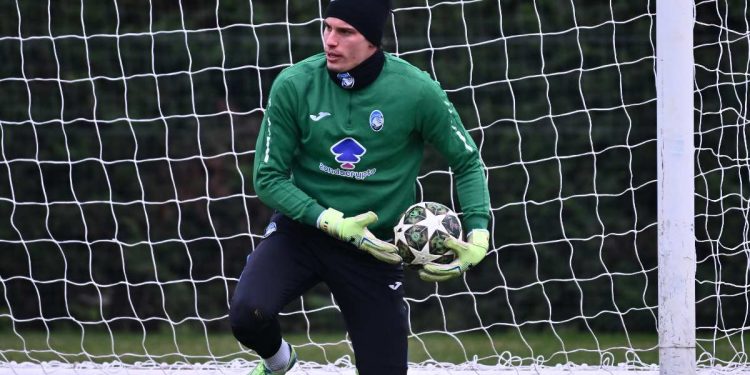 Marco Carnesecchi in allenamento con l'Atalanta (Foto Ansa)