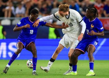 Woltemade in azione tra Cisse e Doukoure in Germania-Francia U21 (Foto Ansa)