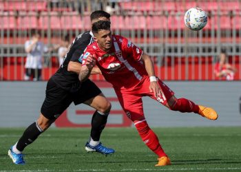 Un colpo di testa di Dany Mota con il Monza (Foto ANSA)