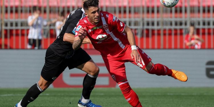 Un colpo di testa di Dany Mota con il Monza (Foto ANSA)