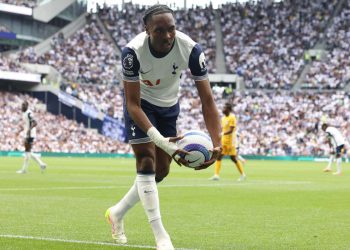 Mathys Tel con la maglia del Tottenham (Foto ANSA)