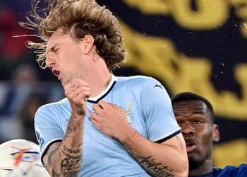 Rovella a contrasto con Bonny in Lazio-Parma (Foto Ansa)