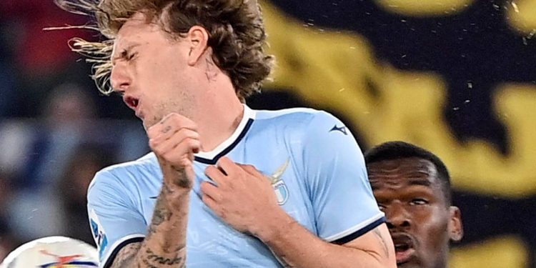 Rovella a contrasto con Bonny in Lazio-Parma (Foto Ansa)