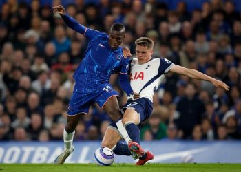 Micky Van De Ven in chiusura su Nicolas Jackson in Chelsea Tottenham (Foto ANSA)