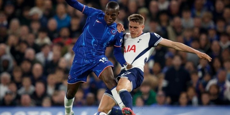 Micky Van De Ven in chiusura su Nicolas Jackson in Chelsea Tottenham (Foto ANSA)