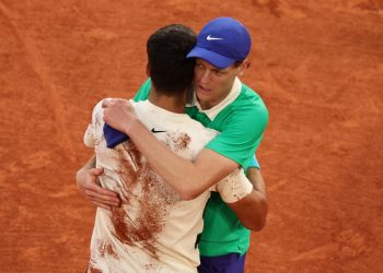 Alcaraz abbraccia Sinner al Roland Garros (Foto: ANSA)
