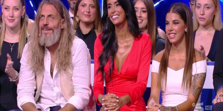 Mirko Frezza nello studio de L'Isola dei Famosi 2025. (Foto: Web)