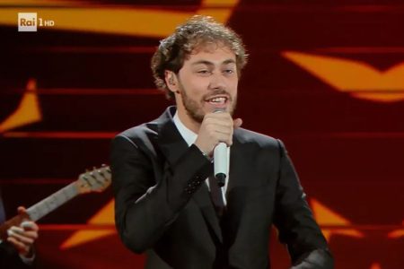 Riccardo Zanotti dei Pinguini Tattici Nucleari (Foto: screen Raiplay)