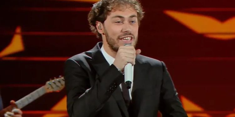 Riccardo Zanotti dei Pinguini Tattici Nucleari (Foto: screen Raiplay)