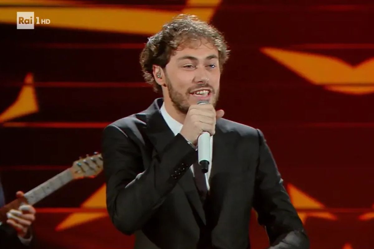 Riccardo Zanotti dei Pinguini Tattici Nucleari (Foto: screen Raiplay)