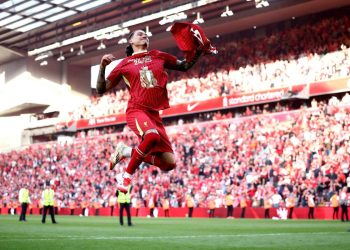 Darwin Nuñez festeggia la Premier League vinta con il Liverpool (Foto ANSA)