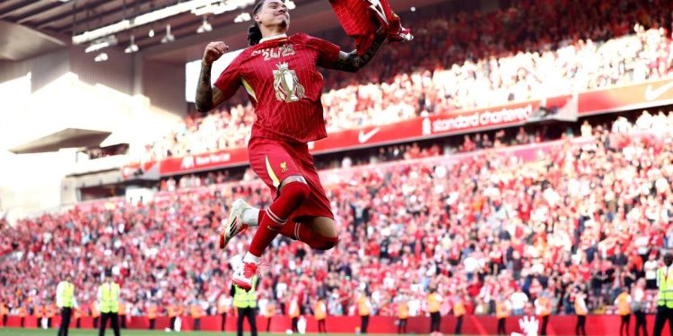 Darwin Nuñez festeggia la Premier League vinta con il Liverpool (Foto ANSA)