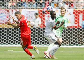 Un rinvio di Manuel Neuer protetto da Dayot Upamecano in Benfica Bayern (Foto ANSA)