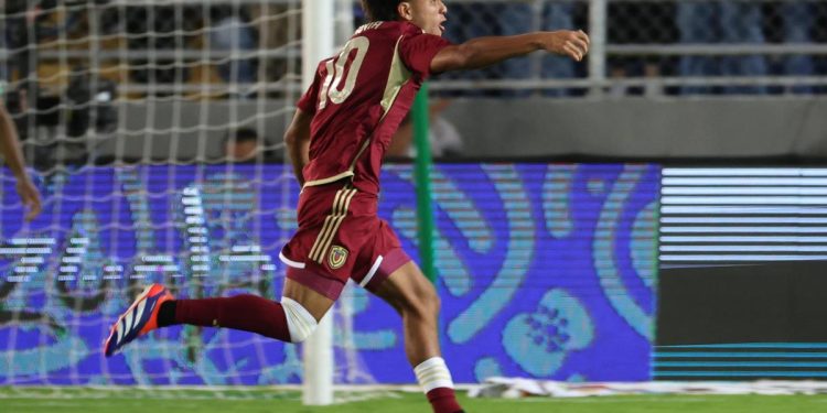 Telasco Segovia esulta per un gol con il Venezuela (Foto ANSA)