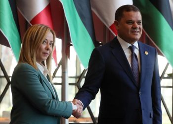 Giorgia Meloni con Abdul Hamid Dbeibah a Tripoli nel gennaio 2023 (Ansa)