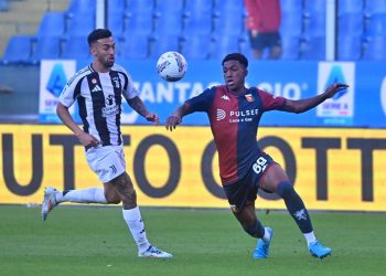 Un duello fra Ahanor del Genoa e Nico Gonzalez della Juventus (Foto Ansa)