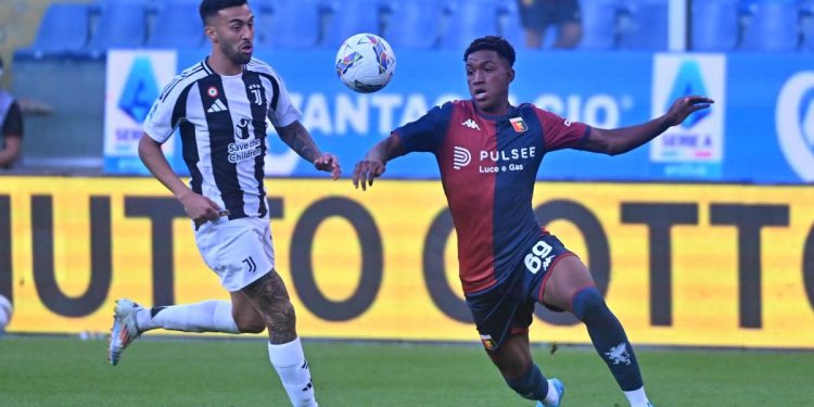 Un duello fra Ahanor del Genoa e Nico Gonzalez della Juventus (Foto Ansa)